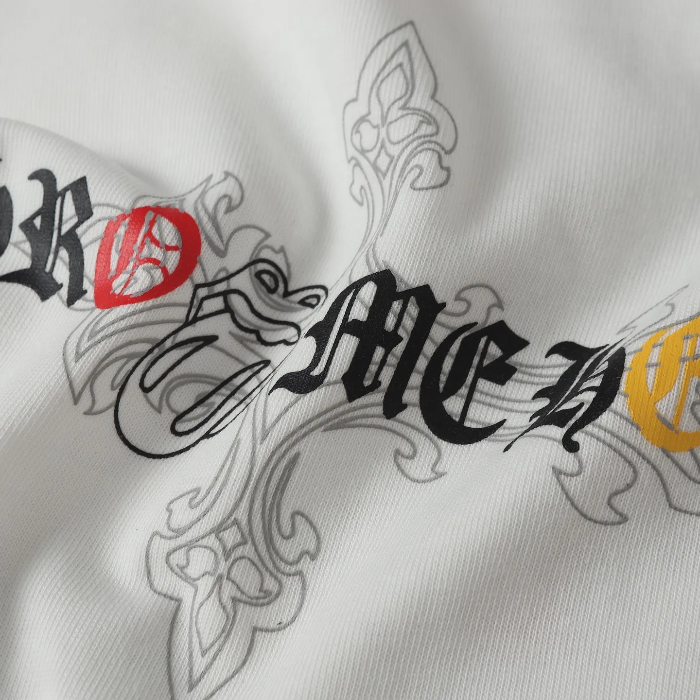 🅿️170 CHROME HEARTS/Chrome Heart CH Sanskrit printed short-sleeved T-shirt on the chest The fabric is made of 280g heavy combed cotton, customized with 32 count 1*1 threads. The garment is washed twice. The fabric is comfortable and skin-friendly without any strange feeling. Custom dyed fabric, with high textile density, good drape and not easy to deform. The thick texture and compact spinning process will not affect the breathability of the fabric. The saturation of the color is very high. Imported digital direct-injection printing technology. A versatile and good-looking short sleeve. The loose fit covers the flesh and makes you slim. Size: XS-L
